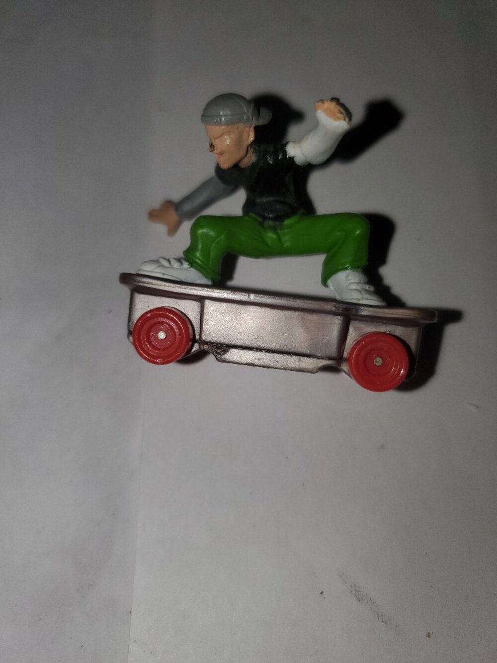 USED 2000 HOTWHEELS MAGNETIC SKATEBOARD MINI SKATER